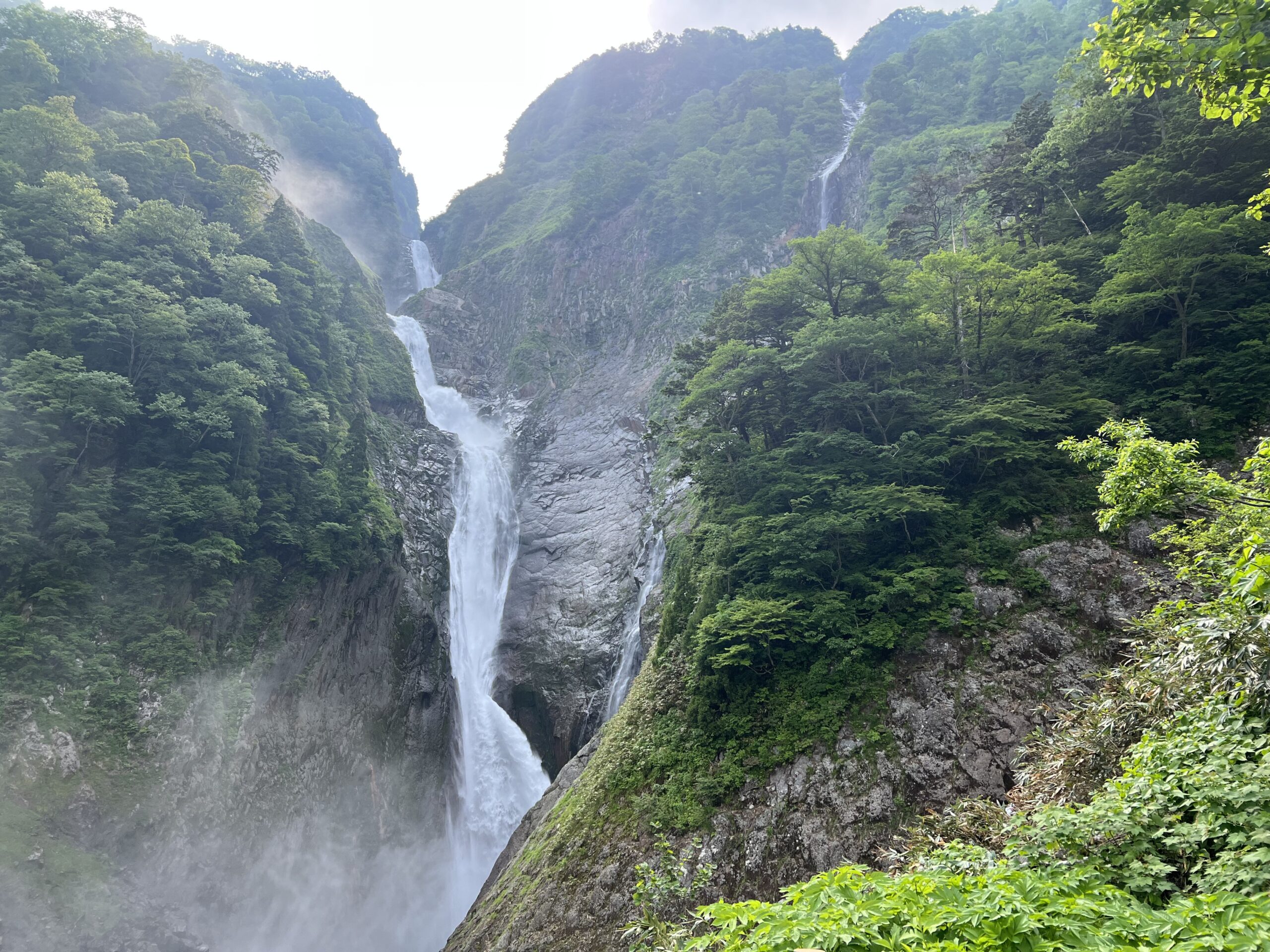 富山県の秘境、落差日本一を誇る称名滝 | 楽しいキャンピングカーライフを提案するCCKota